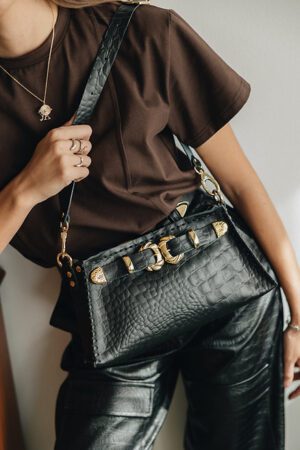 "Love is a battlefield" shoulder bag - Individual Art Leather