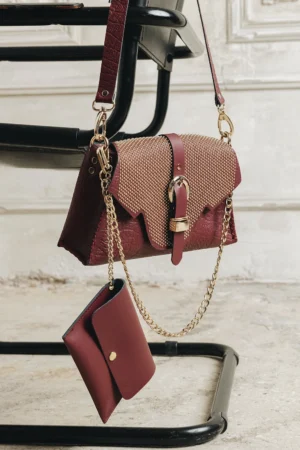 "Go your own way" shoulder bag, cherry - Individual Art Leather