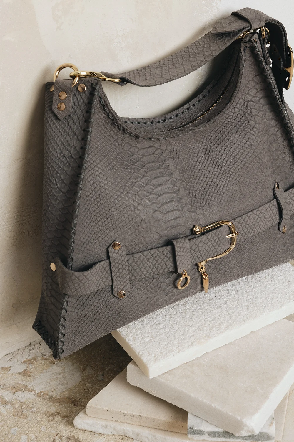 "Together in electric dreams" shoulder bag, gray suede - Individual Art Leather - Image 6