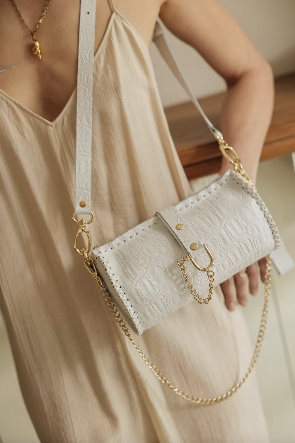 "High on emotion" barrel bag, off white - Individual Art Leather - Image 3