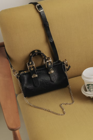 "Unstoppable" barrel bag, black - Individual Art Leather