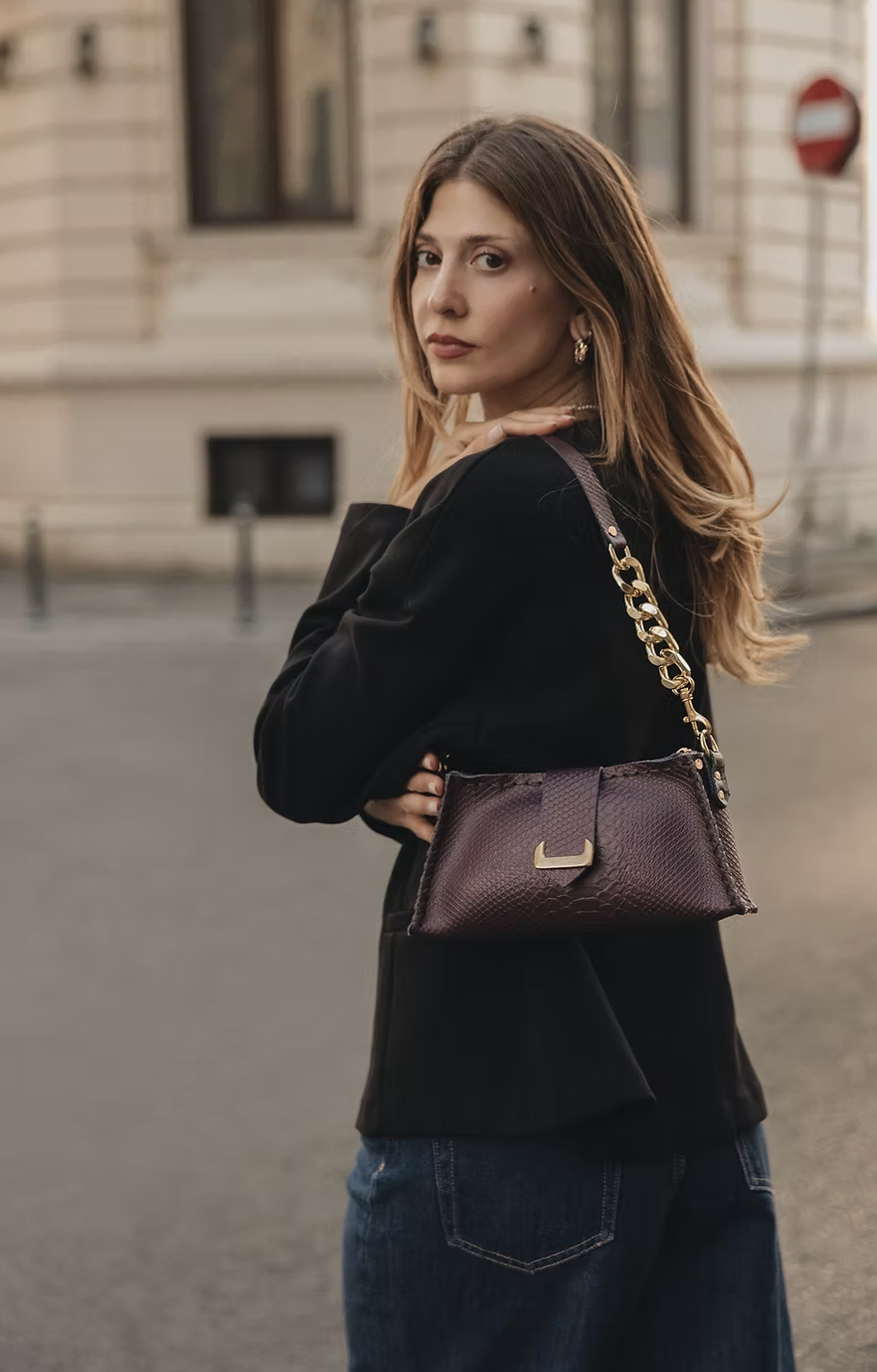 "Avalon" shoulder bag, dark plum - Individual Art Leather - Image 5