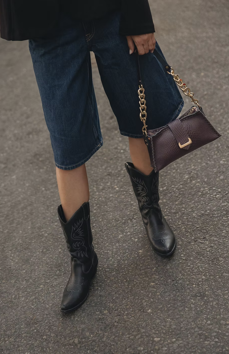 "Avalon" shoulder bag, dark plum - Individual Art Leather - Image 4