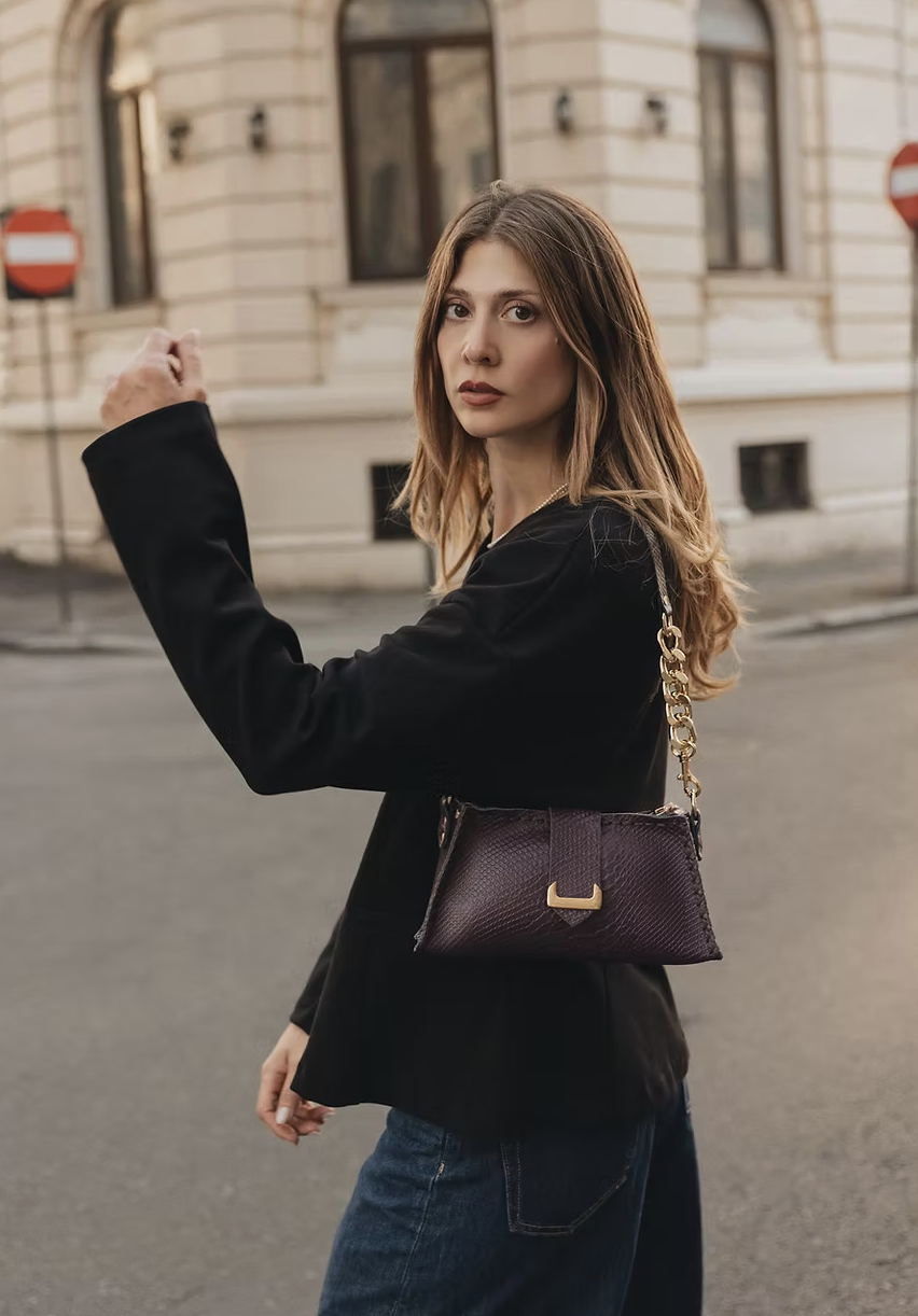 "Avalon" shoulder bag, dark plum - Individual Art Leather - Image 3