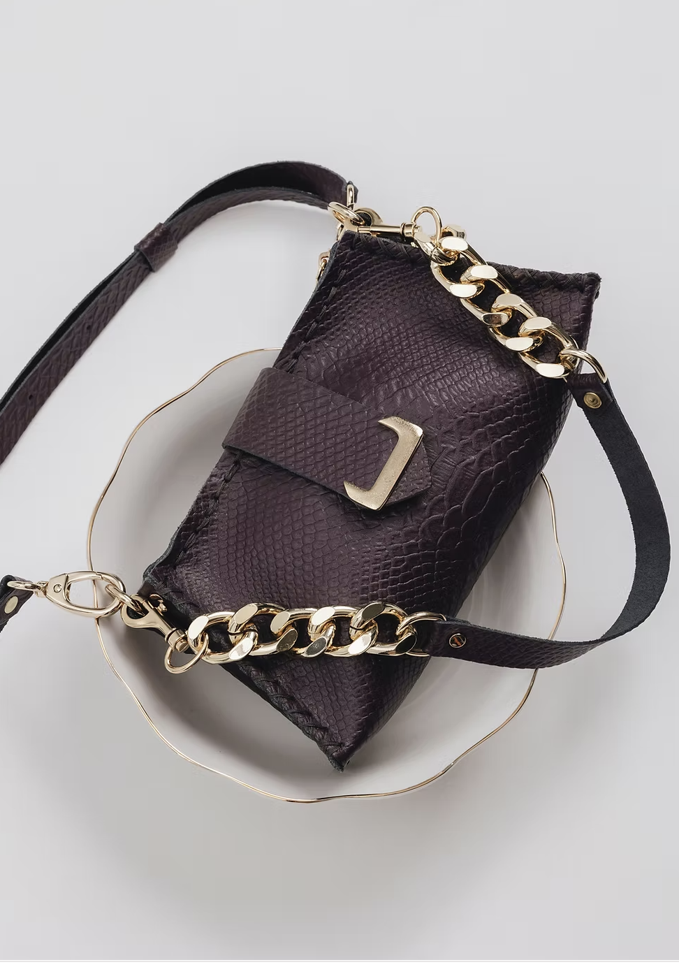 "Avalon" shoulder bag, dark plum - Individual Art Leather