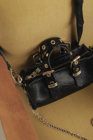 "Unstoppable" barrel bag, black - Individual Art Leather