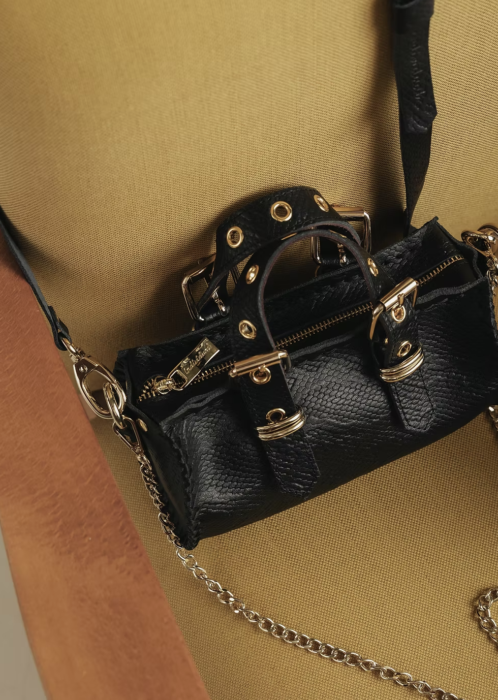 "Unstoppable" barrel bag, black - Individual Art Leather
